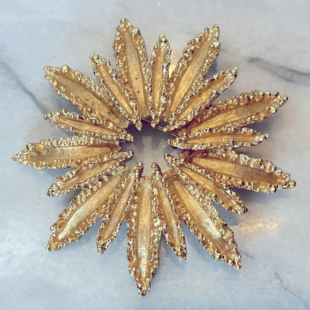 ✨💫 Sparkling 1980s Avon Gold Floral / Celestial Starburst Brooch 🏆💫✨ - Picture 3 of 16